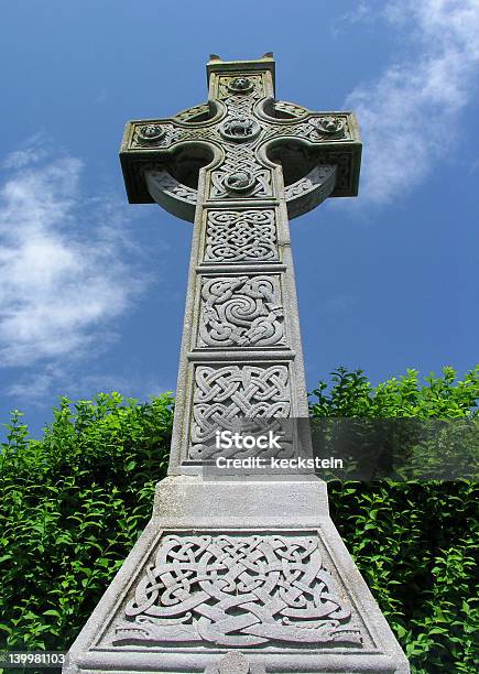 Cruz Celta - Fotografias de stock e mais imagens de Cemitério - Cemitério, Cruz - Forma, Cruz Celta