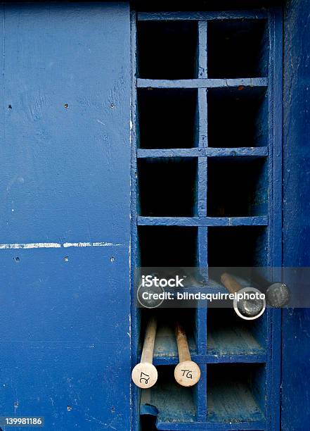 Photo libre de droit de Battes De Baseball Dans Le Tarif Affiché banque d'images et plus d'images libres de droit de Support - Support, Batte de baseball, Bleu