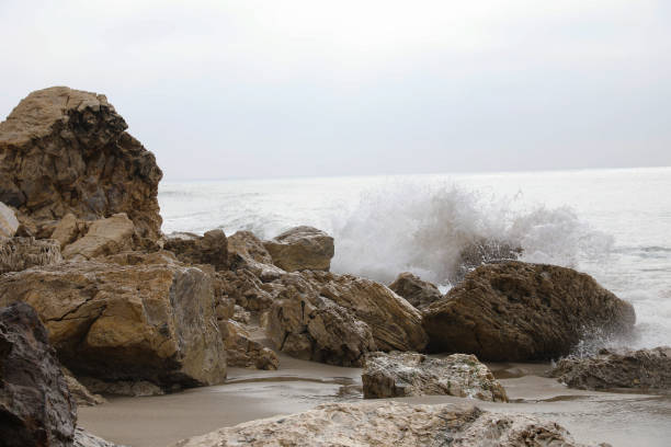 западный пляж, малибу ка - horizon over water malibu california usa стоковые фото и изображения