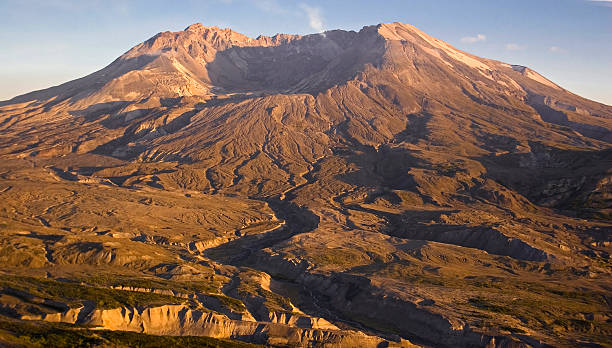 Mt St Helens by sunset Mt St Helens from north ridge at sunset. Shot with Canon 20D + EF 17-40 L  on August 2006. mount st helens stock pictures, royalty-free photos & images