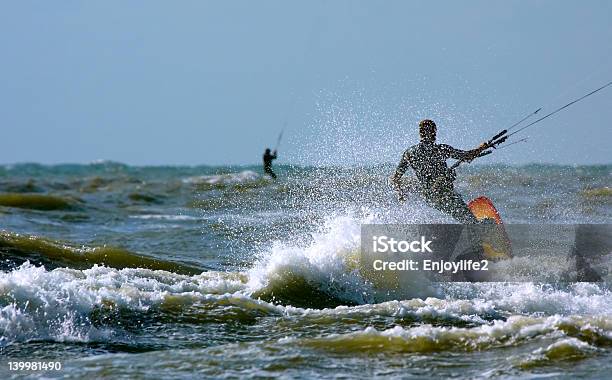 Kitesurfen Stockfoto und mehr Bilder von Abenddämmerung - Abenddämmerung, Aktivitäten und Sport, Auf die Uhr sehen