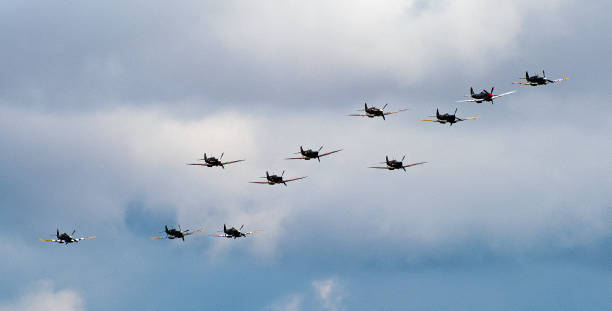 myśliwce warbird latające po niebie - spitfire airplane world war ii airshow zdjęcia i obrazy z banku zdjęć