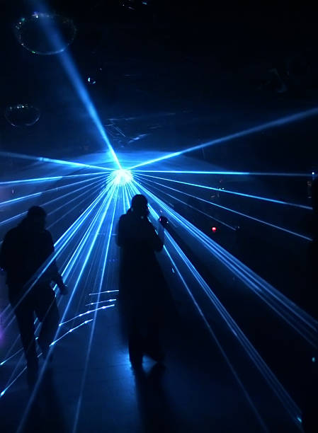 silhouetten von tanzenden menschen - futurepop stock-fotos und bilder