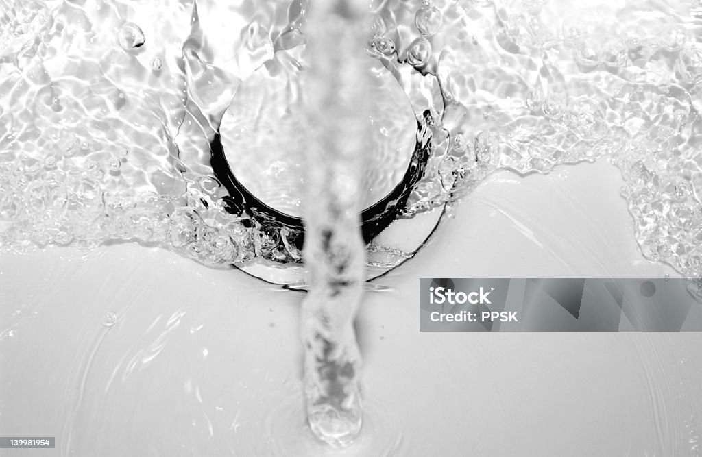 Agua que fluye por un conector macho - Foto de stock de Agua libre de derechos