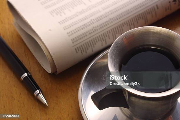 블랙 커피 펜 및 뉴스페이퍼 검은색에 대한 스톡 사진 및 기타 이미지 - 검은색, 결심, 계획