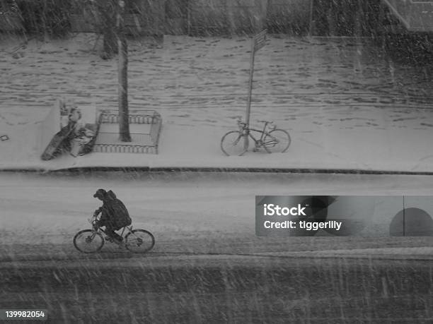 サイクリングの雪を決定 - サイクリングのストックフォトや画像を多数ご用意 - サイクリング, 都市, 雪