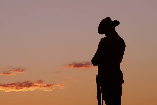 statua del soldato - cultura australiana foto e immagini stock