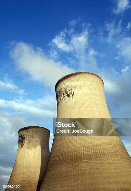 Tonos Torres De Refrigeración Foto de stock y más banco de imágenes de Arquitectura - Arquitectura, Cañón de chimenea, Central eléctrica