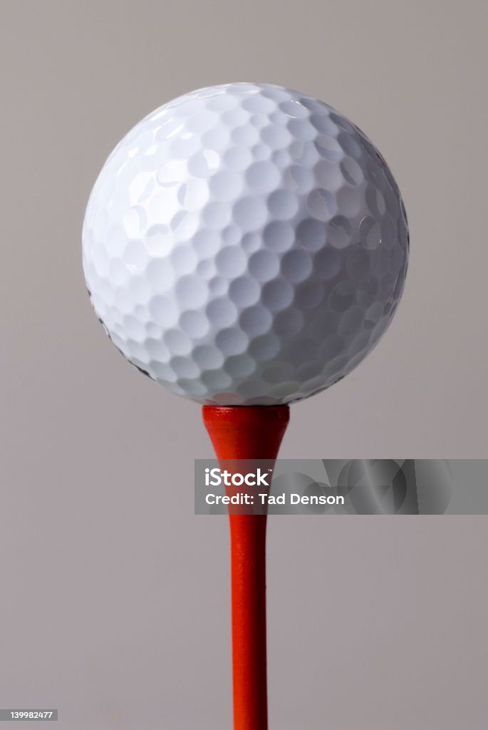 Balle de Golf teed up - Photo de Activité de loisirs libre de droits