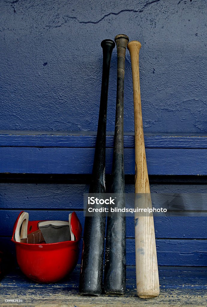 bats e un casco - Foto stock royalty-free di Mazza da baseball