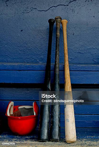 Bats E Un Casco - Fotografie stock e altre immagini di Mazza da baseball - Mazza da baseball, Baseball, Blu