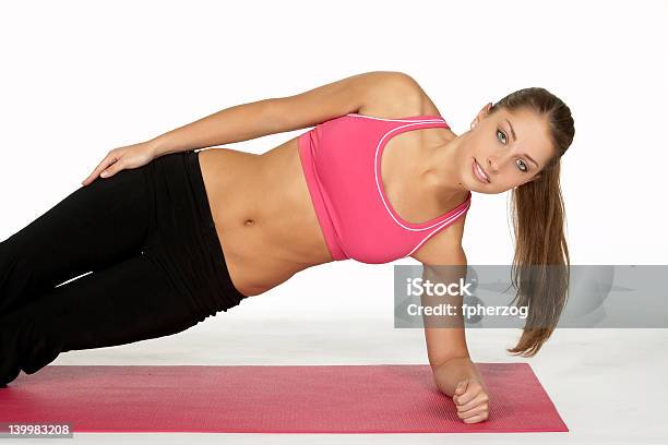 Schöne Junge Frau In Seite Plank Stockfoto und mehr Bilder von Bildhintergrund - Bildhintergrund, Bralet, Frauen