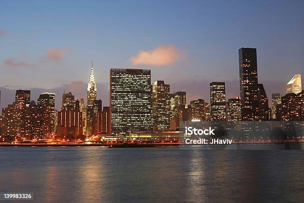 Skyline Von Manhattan Stockfoto und mehr Bilder von Abenddämmerung - Abenddämmerung, Beengt, Beleuchtet