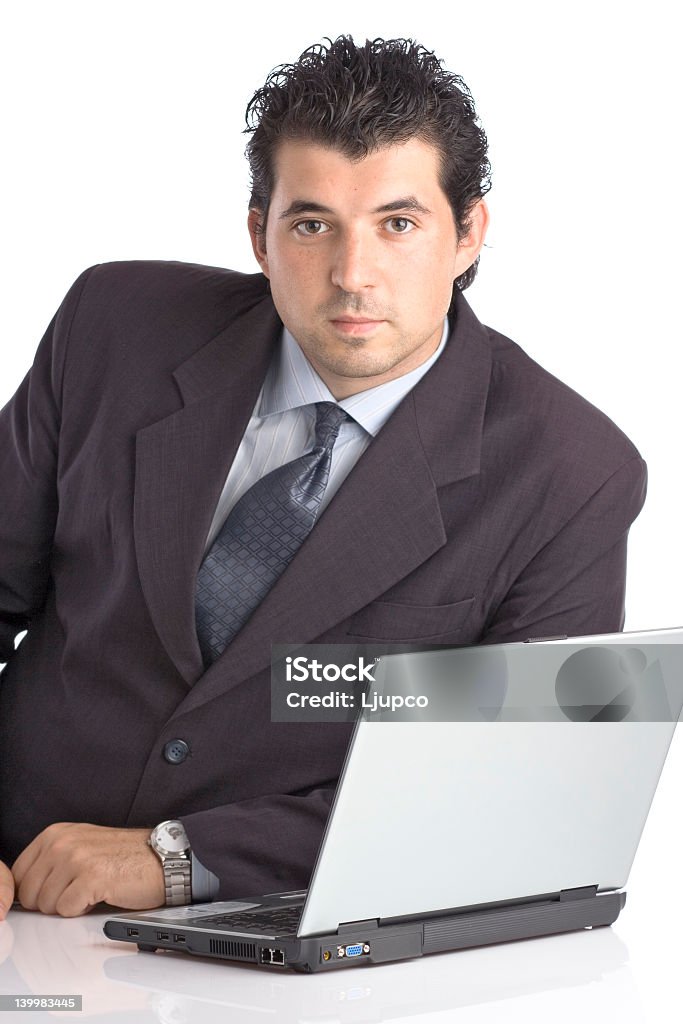 Succès jeune homme d'affaires avec un ordinateur portable - Photo de A la mode libre de droits