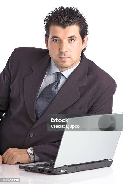 성공적인 젊은 남자 사업가 랩형 상부형 컴퓨터예요 A 고객에 대한 스톡 사진 및 기타 이미지 - 고객, 금융, 기업 비즈니스