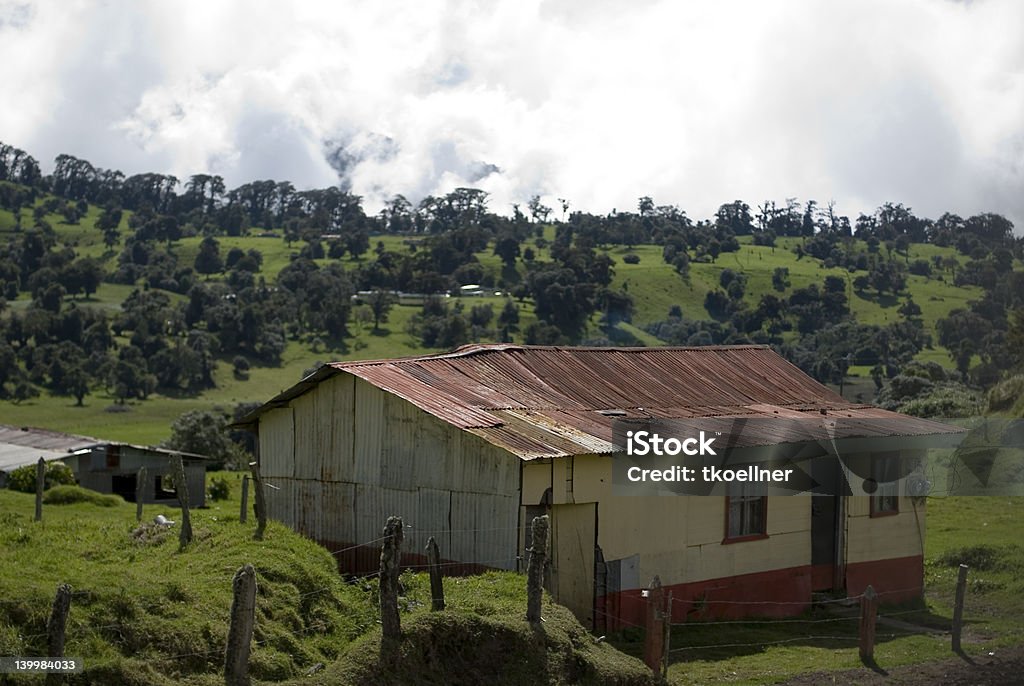 Cabaña de árbol pasture - Foto de stock de Casa rural libre de derechos