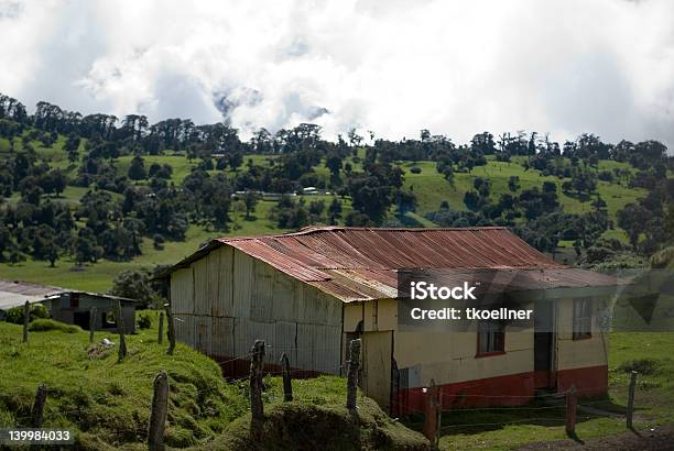 Cabaña De Árbol Pasture Foto de stock y más banco de imágenes de Casa rural - Casa rural, Costa Rica, Agricultura