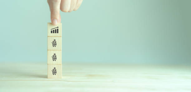 Growth of sales, average order value (AOV) concept. Strategy to get more money per oder. Increase sales in online store, e-commerce. Stacking wooden cubes with sales growth on grey background. crecimiento de las ventas, concepto de valor medio de pedido (aov). estrategia para conseguir más dinero por oder. aumentar las ventas en tienda online, e-commerce. apilamiento de cubos de madera con crecimiento de ventas sobre fondo gris.