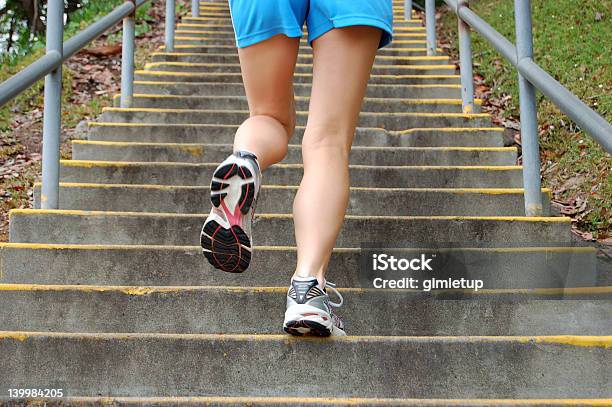 Foto de Escadasa Escalada Até O Topo e mais fotos de stock de Adulto - Adulto, Aeróbica, Andar