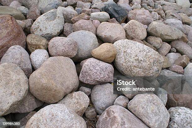 Rocks En Shore Foto de stock y más banco de imágenes de Aire libre - Aire libre, Ajardinado, Arena