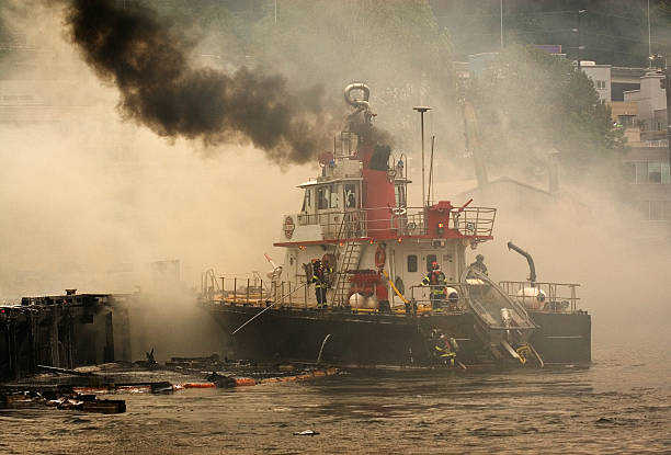 пожарное судно «главный seattle» - fire boat стоковые фото и изображения