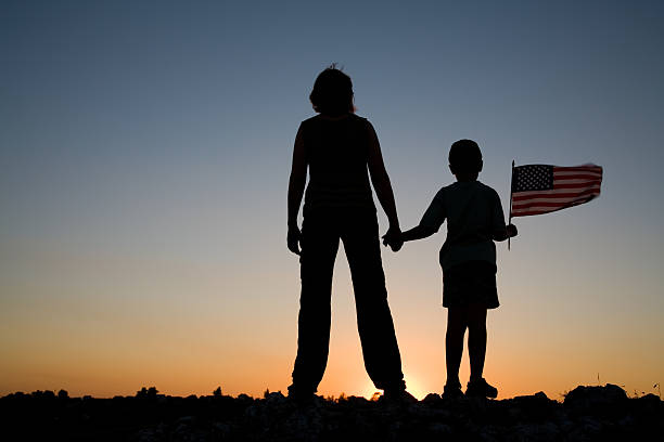 madre e hijo - child patriotism saluting flag fotografías e imágenes de stock