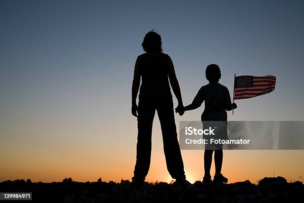 母と息子 - アメリカ国旗のストックフォトや画像を多数ご用意 - アメリカ国旗, 子供, 敬礼