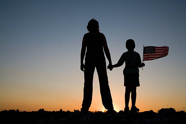 mãe e filho - american flag star shape striped fourth of july imagens e fotografias de stock