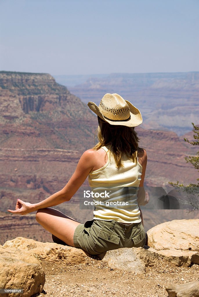 Meditazione alla ricerca sopra il Grand Canyon - Foto stock royalty-free di Adulto