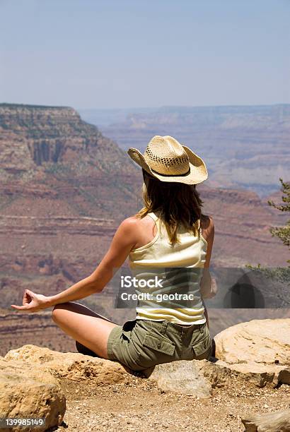 Meditazione Alla Ricerca Sopra Il Grand Canyon - Fotografie stock e altre immagini di Adulto - Adulto, Ambientazione, Ambientazione esterna