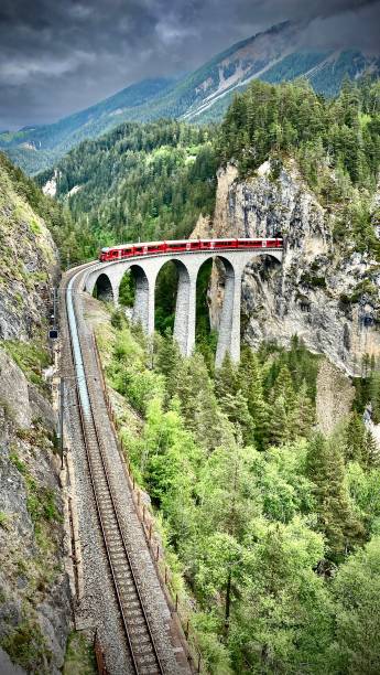 landwasserviadukt (landwasser viaduct)는 단일 트랙 여섯 아치형 곡선 석회암 철도 육교이며 유네스코 세계 문화 유산으로 보호됩니다. - graubunden canton switzerland station mountain 뉴스 사진 이미지