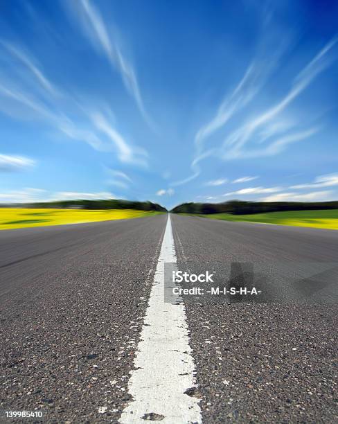 La Autopista Foto de stock y más banco de imágenes de Actividad física - Actividad física, Aire libre, Aislado