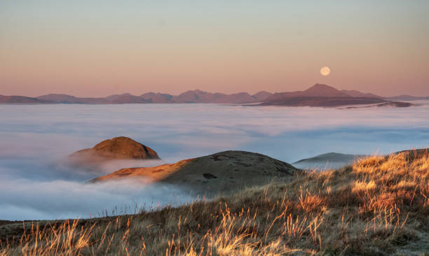 cloud inversion on the campsie fells - loch lomond loch ben lomond scotland imagens e fotografias de stock