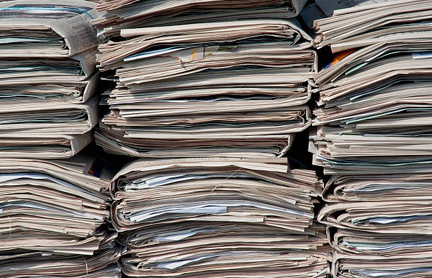 los periódicos - actuality stack newspaper advertisement fotografías e imágenes de stock