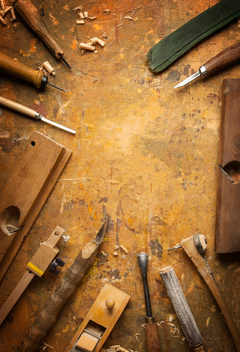 Herramientas manuales Madera (cincel plano Drill Jig Saw) en un antiguo banco de trabajo de madera photo