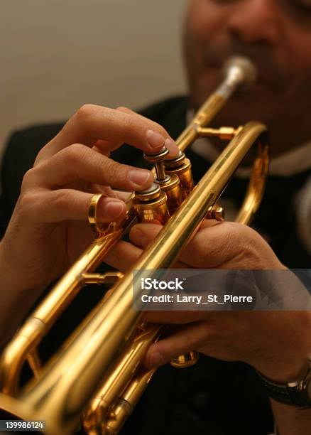 Musiker Spielt Trompete Stockfoto und mehr Bilder von Bildschärfe - Bildschärfe, Blues, Bläser