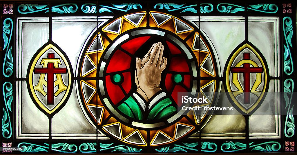 Vetro istoriato serie: Pregare con le mani - Foto stock royalty-free di Vetro istoriato