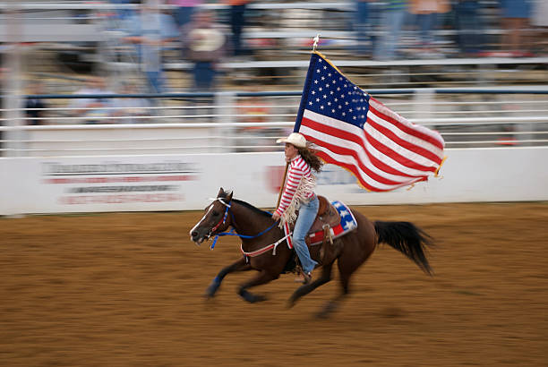 rodeo cowgirl e bandiera americana - rodeo foto e immagini stock