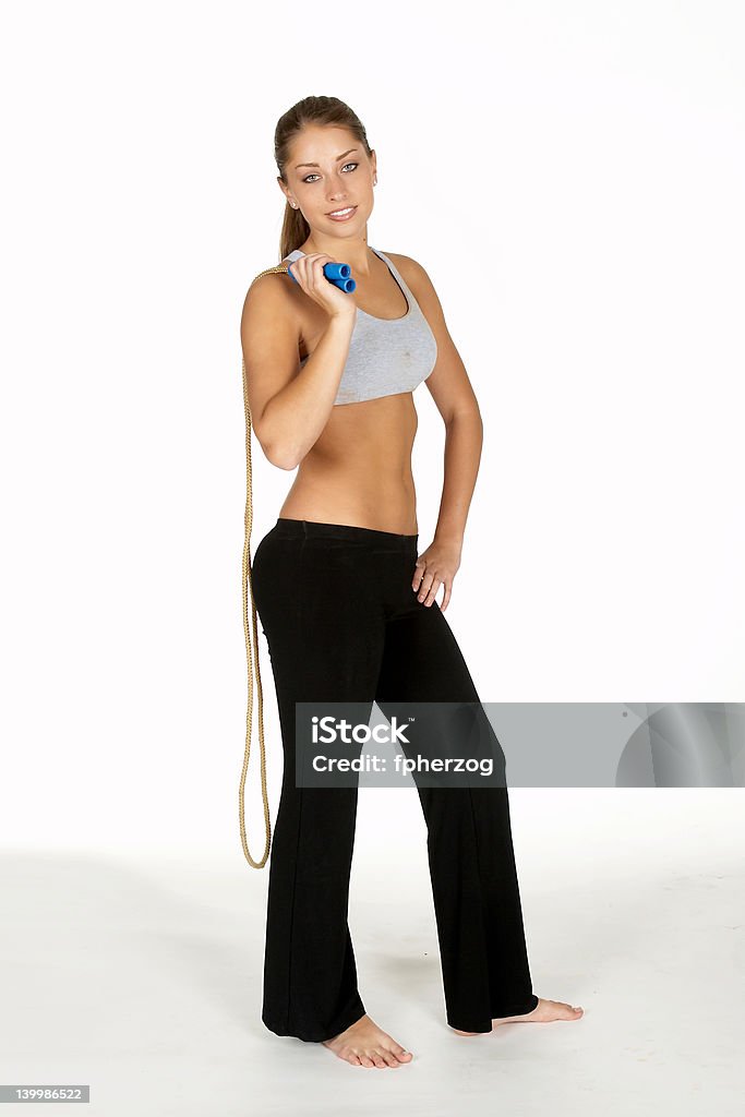Hermosa joven mujer agarrando cuerda de saltar - Foto de stock de Actividades y técnicas de relajación libre de derechos