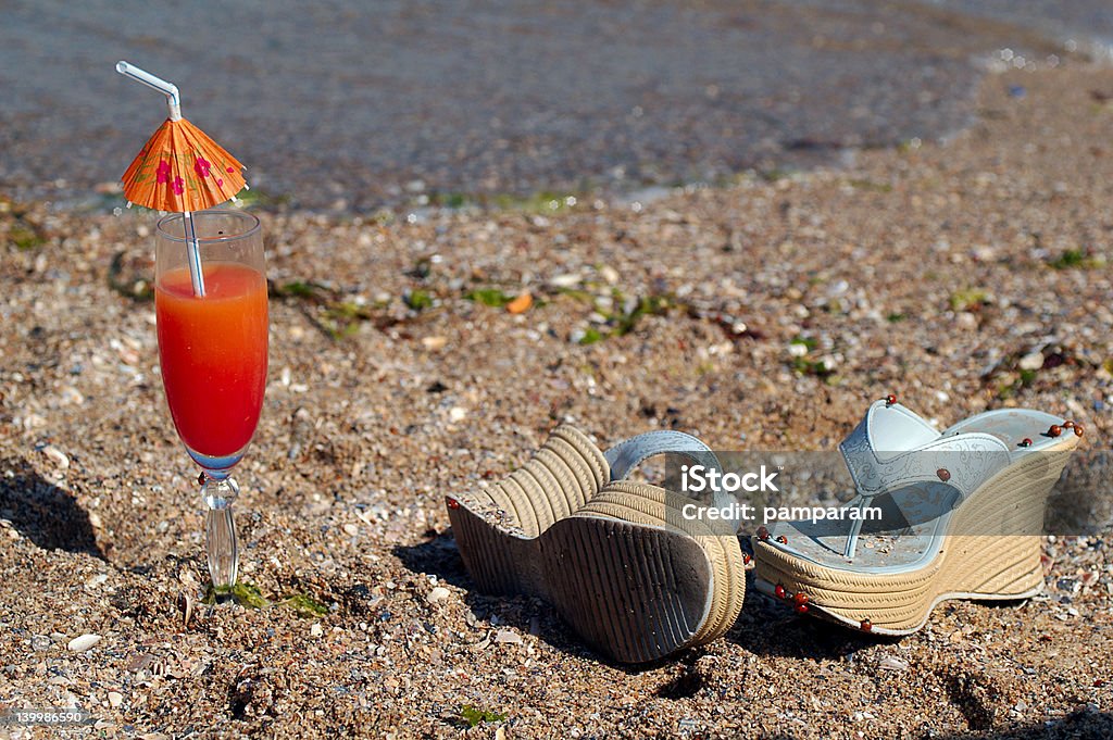 Seashore coquetel e calçados na praia - Foto de stock de Amarelo royalty-free