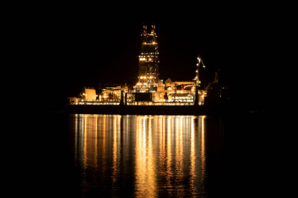 lumières de navire de gril à huile dans la nuit - drillship photos et images de collection