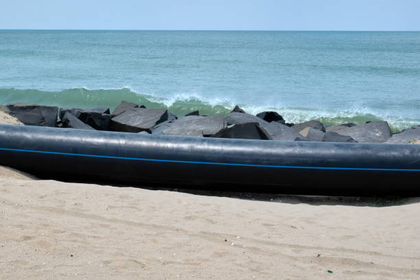 sea water intake pipe at the beach - لوله مانیسمان stockfoto's en -beelden