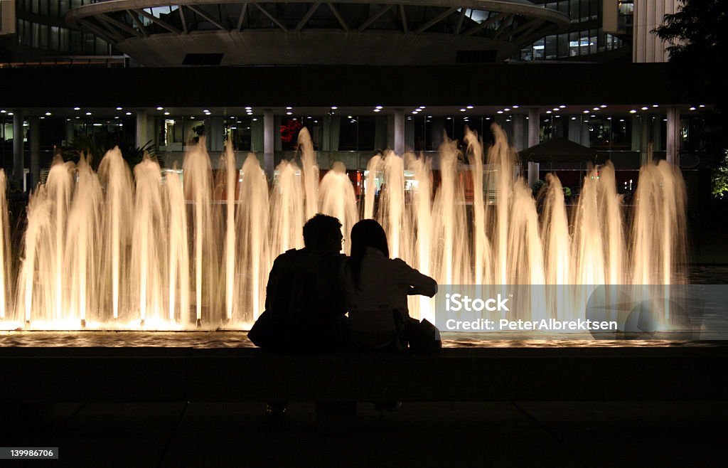 Les amateurs d'une fontaine - Photo de Chuchoter à l'oreille libre de droits