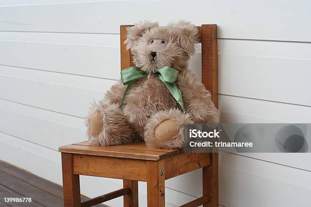 Foto de Cadeira De Urso e mais fotos de stock de Abraçar - Abraçar, Amizade, Brinquedo