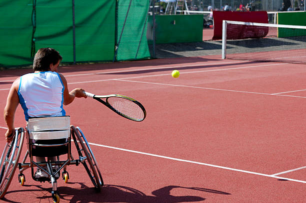 joueur de tennis en fauteuil roulant - sports en fauteuil roulant photos et images de collection