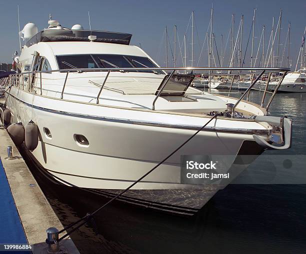 Yacht In Mare - Fotografie stock e altre immagini di Previdenza sociale - Previdenza sociale, Yacht, Andare in barca a vela