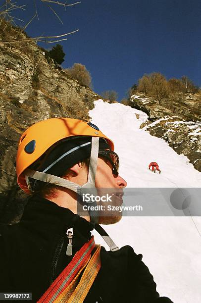 Foto de Alpinismo No Gelo e mais fotos de stock de Altura Humana - Altura Humana, Artigo de vestuário para cabeça, Aventura