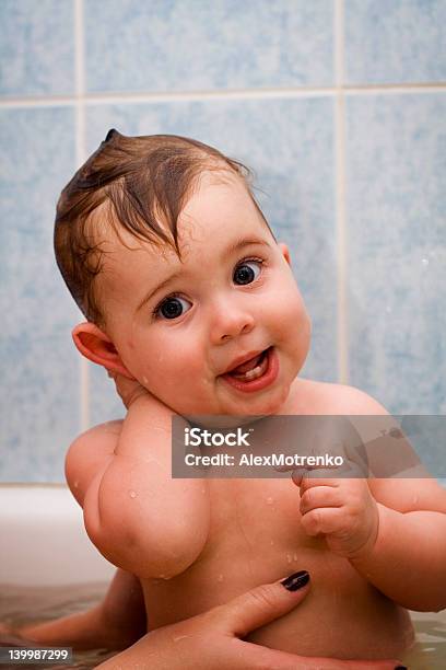 Banho De Bebé - Fotografias de stock e mais imagens de 12-23 Meses - 12-23 Meses, 6-11 meses, Banheira