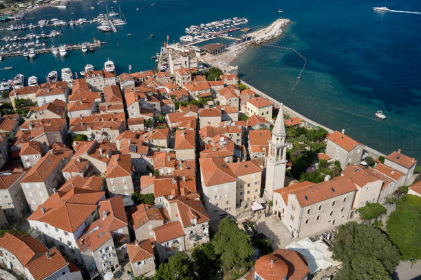 вид с воздуха на старый город в будве, черногория - budva стоковые фото и изображения