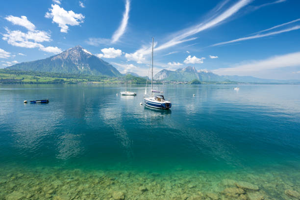 krystalicznie czysta woda jeziora thun w szwajcarii - switzerland nautical vessel interlaken swiss culture zdjęcia i obrazy z banku zdjęć